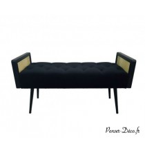 Ce banc est revêtu d'un tissu en velours noir, disposant d'accoudoirs en cannage et un contour en bois noir.