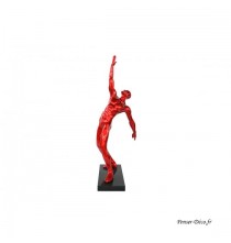 Sculpture homme rouge, socle noir, Socadis
